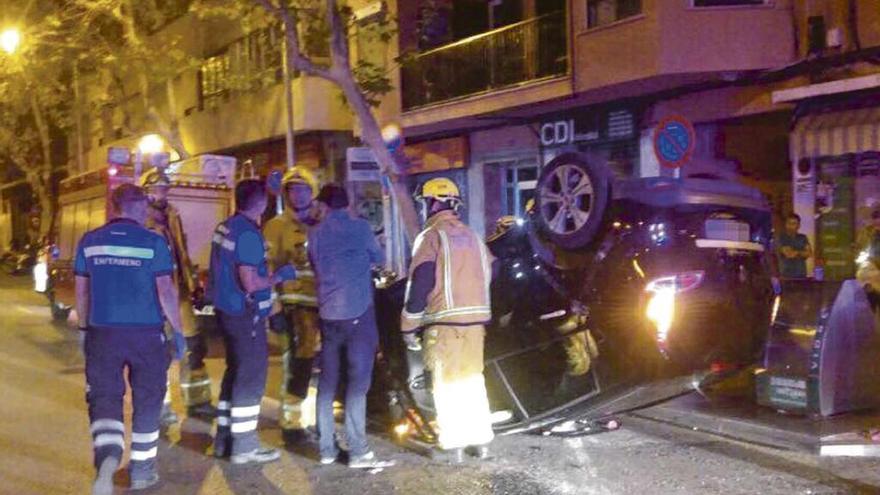 Dos coches volcados y un motorista herido en accidentes en Palma y Consell