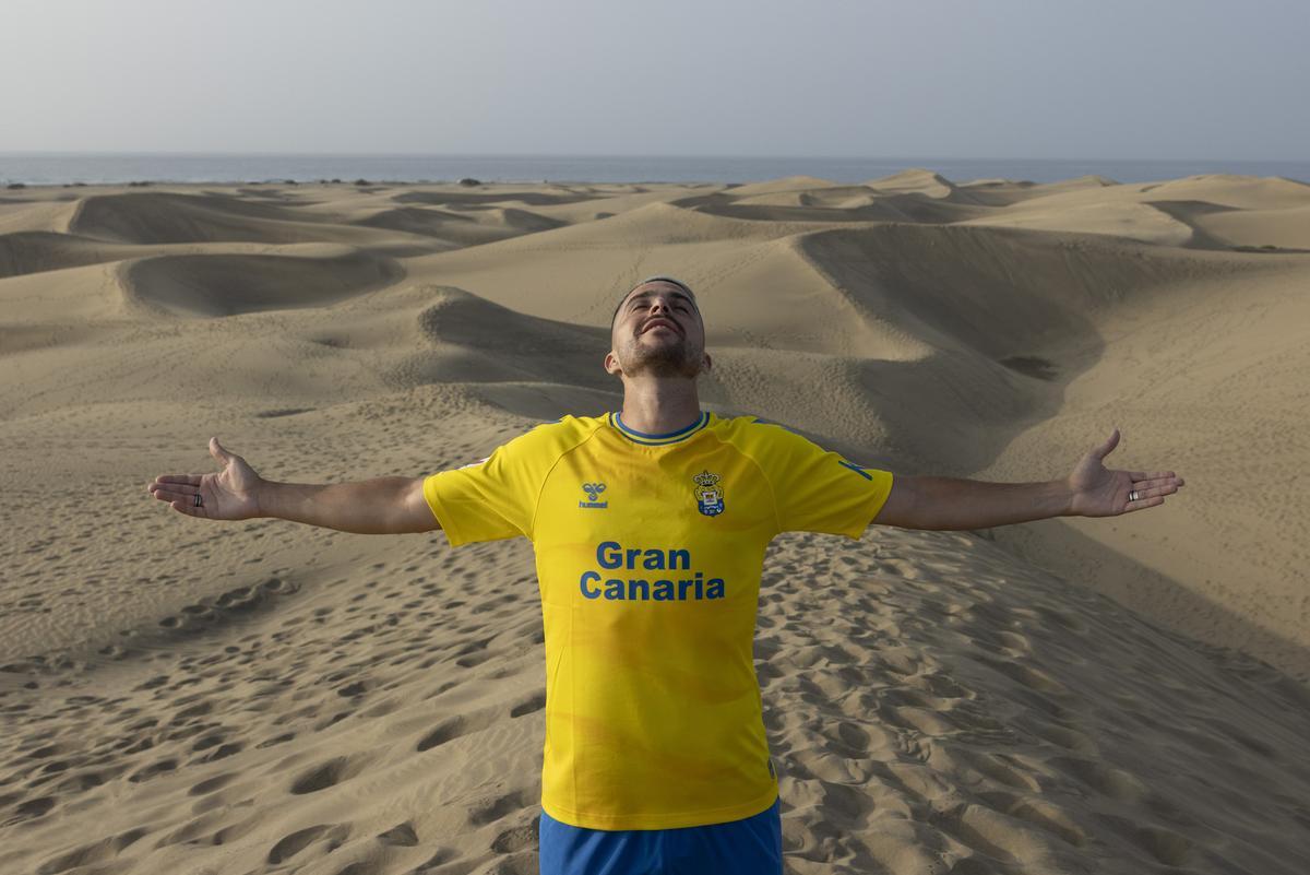 Kirian Rodríguez en las dunas de Maspalomas en el vídeo de presentación de la camiseta de la UD Las Palmas.