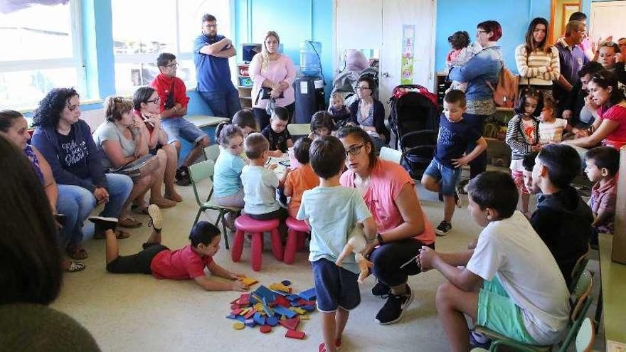 Los niños y sus padres, ayer, en la escuela unitaria de San Mateo, en Ponteareas. // A. Hernández