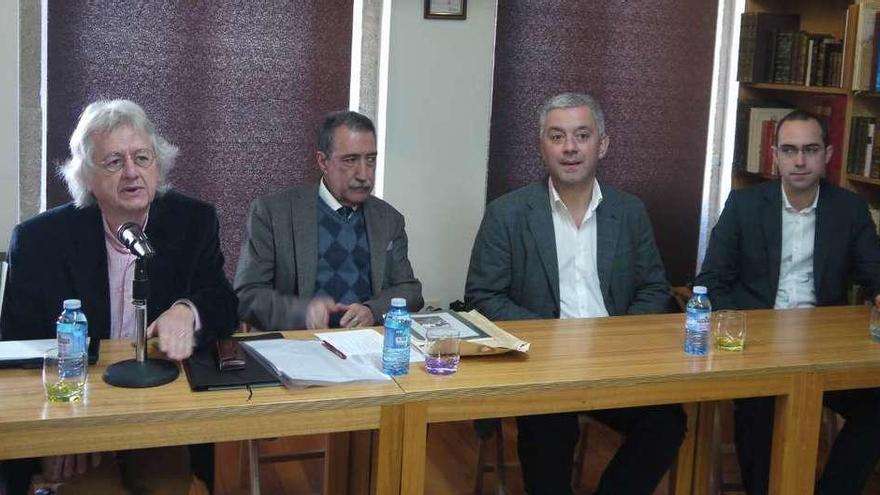 Manuel Pereira, Vicente Araguas, el estradense Valentín García y Rafa Yáñez, en un acto anterior en Santiago.