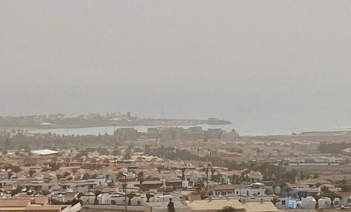 La calima tapona el cielo de Canarias