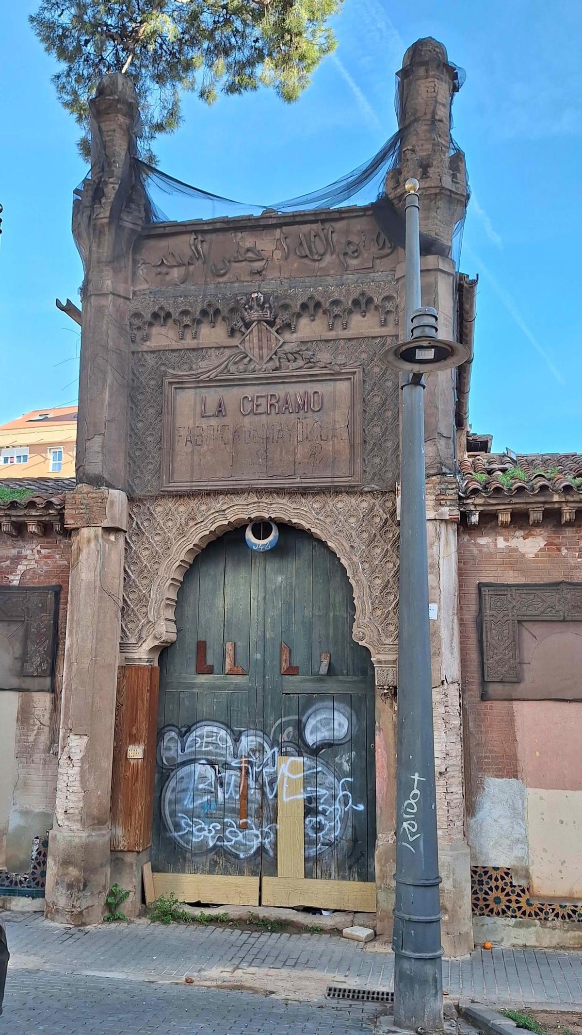 Fachada principal de la Ceramo