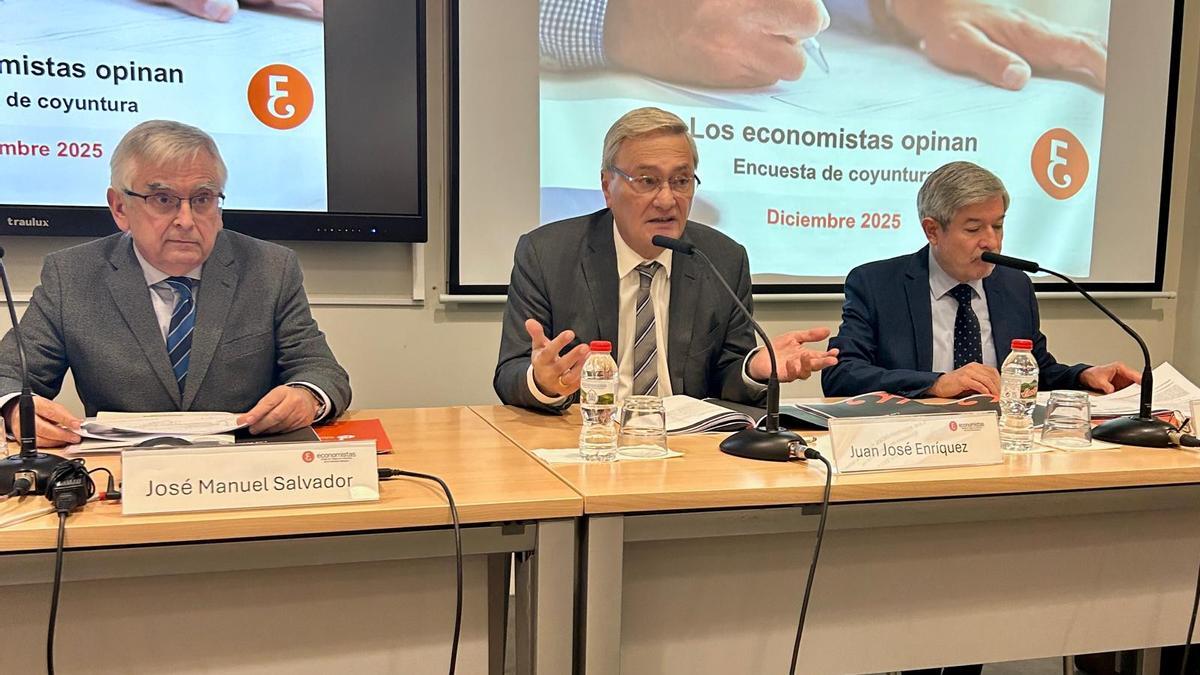 De izquierda a derecha, los decanos de los economistas de Castellón, Valencia y Alicante.