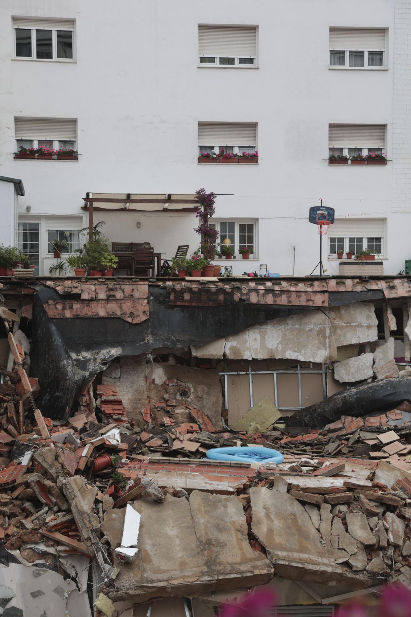 EN IMÁGENES: El derrumbe de una terraza por las lluvias aplasta una academia de baile vacía en Oviedo