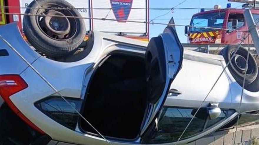 Se estrella cuando conducía borracho por Alhama de Murcia y no le pasa nada