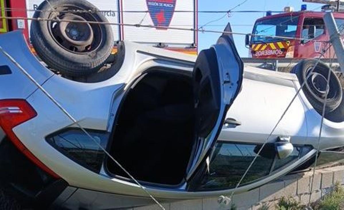 Servicios de emergencia atienden a un hombre en un accidente de tráfico en Alhama de Murcia.