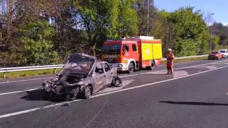 Coche incendiado en la Autovía del Cantábrico.