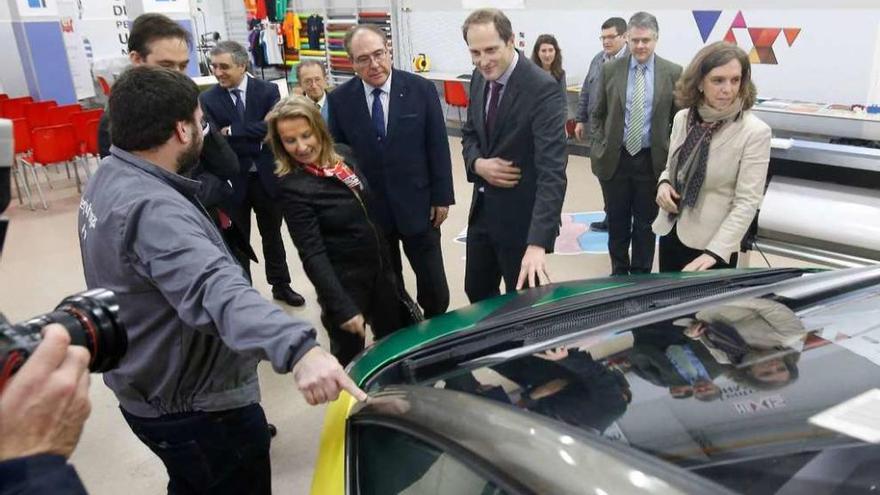 Yann Martin y Miguel Ángel Escotet visitan el Colegio Hogar, con 560 matriculados. // R. Grobas