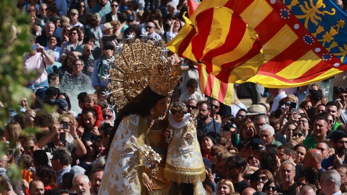 FOTOGALERÍA | Una multitud arropa a la Virgen de los Desamparados en su traslado a la Catedral