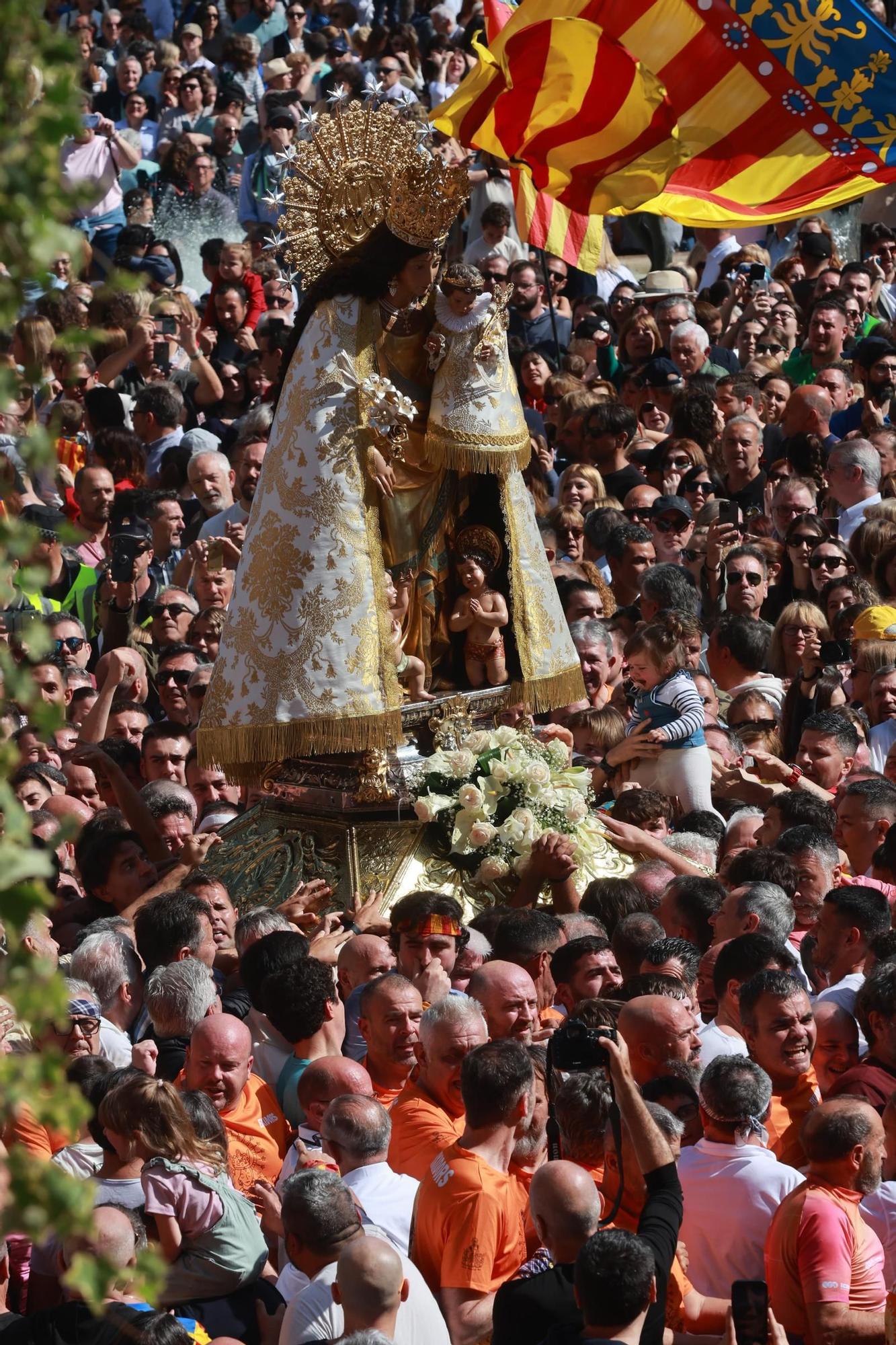 FOTOGALERÍA | Una multitud arropa a la Virgen de los Desamparados en su traslado a la Catedral
