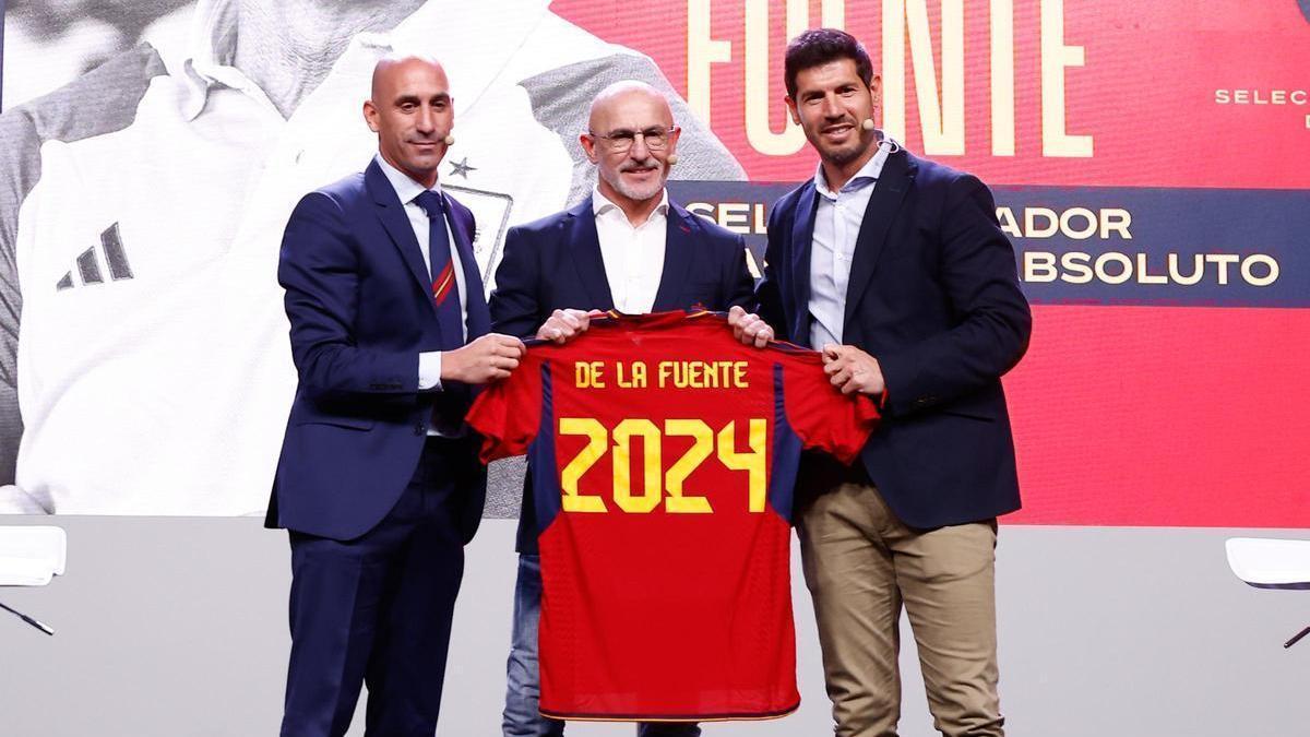 Luis Rubiales i Albert Luque durant la presentació de Luis de la Fuente com a seleccionador.