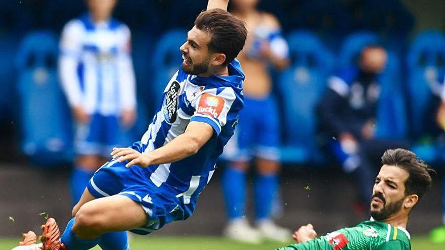 Lara cae derribado por un rival ayer en Riazor.