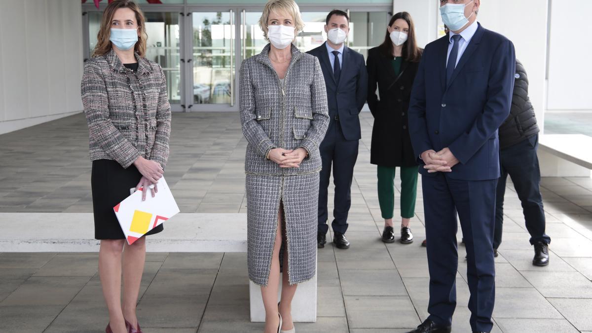 Carme Artigas, en el centro, durante su visita a la sede de Incibe ayer en León.