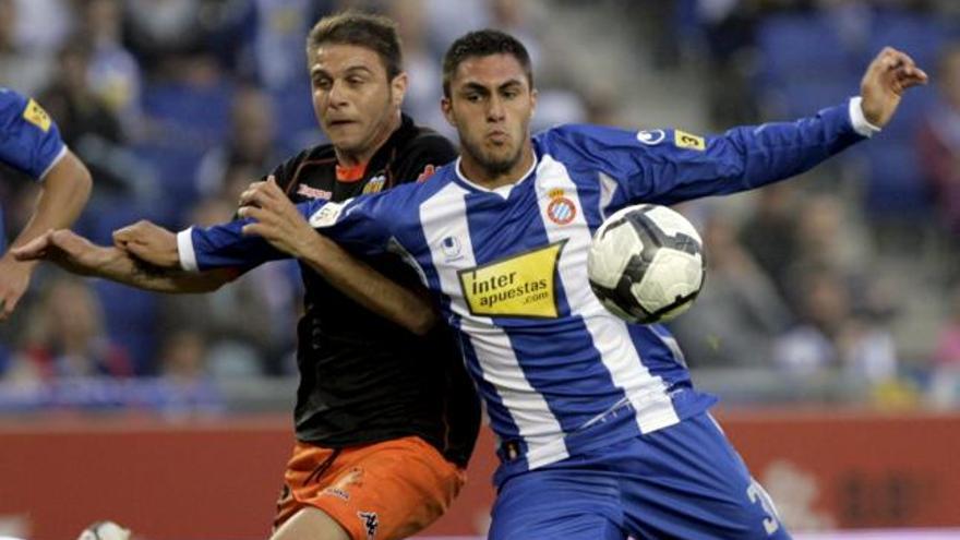 Víctor Ruiz, con la camiseta del Espanyol, en un partido ante el Valencia.