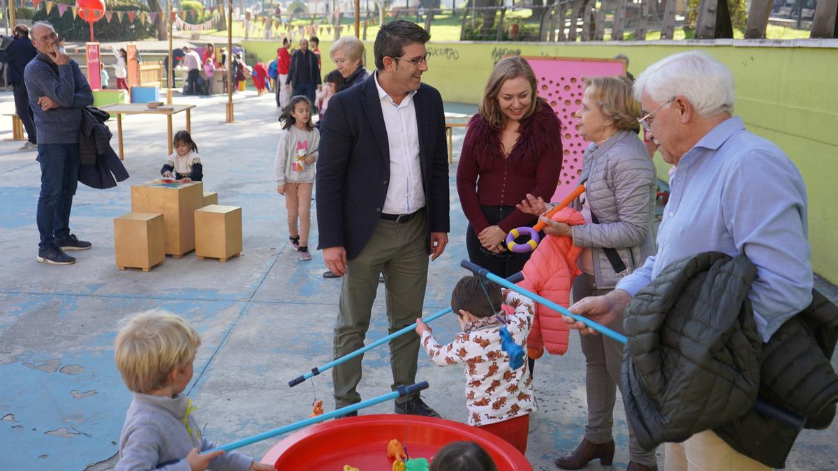 Rodríguez y Enguix en la visita a la actividad en el parque Mestre Ferrero.