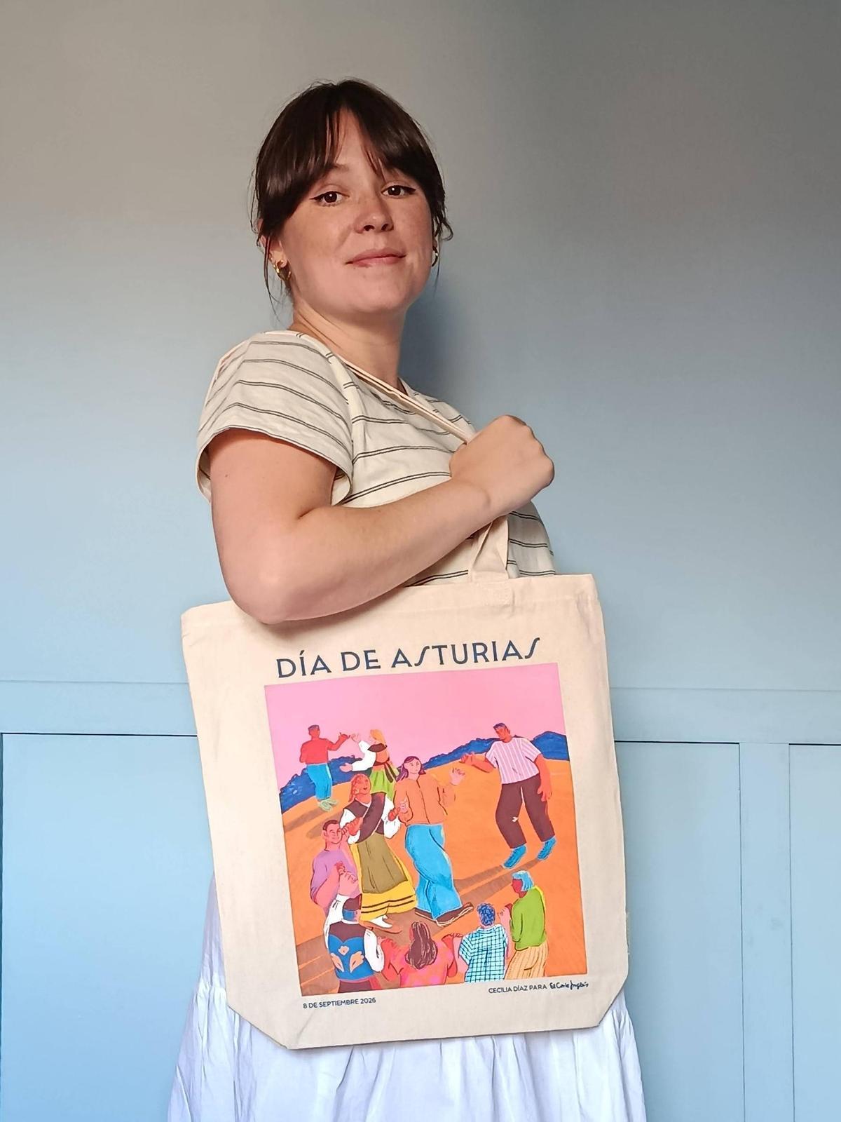 La ilustradora Cecilia Díaz con la tote bag conmemorativa por el Día de Asturias