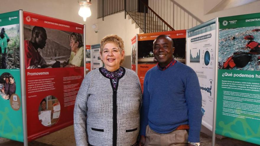 Ema Liliana Lani y Segun Adebayo Adegbola, durante la inauguraciÃ³n de la exposiciÃ³n en Can Balaguer.