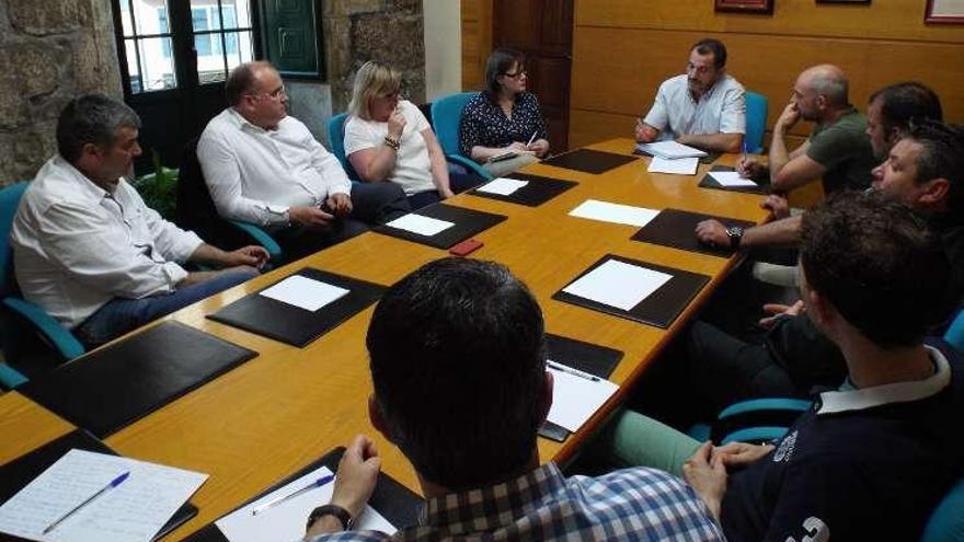 El edil Luis Rodríguez presidió la reunión entre la nueva directiva de la patronal dezana y los colectivos de comerciantes y empresarios de Trasdeza, celebrada el pasado miércoles en la sala de juntas del consistorio.