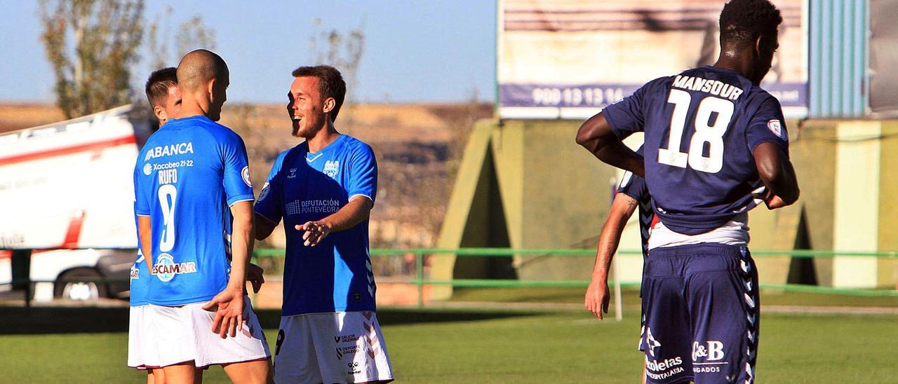 Yelko Pino y Rufo conversan en un momento del partido con el balón parado.