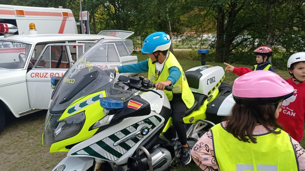 Las motos de la Guardia Civil son uno de los atractivos de la jornada