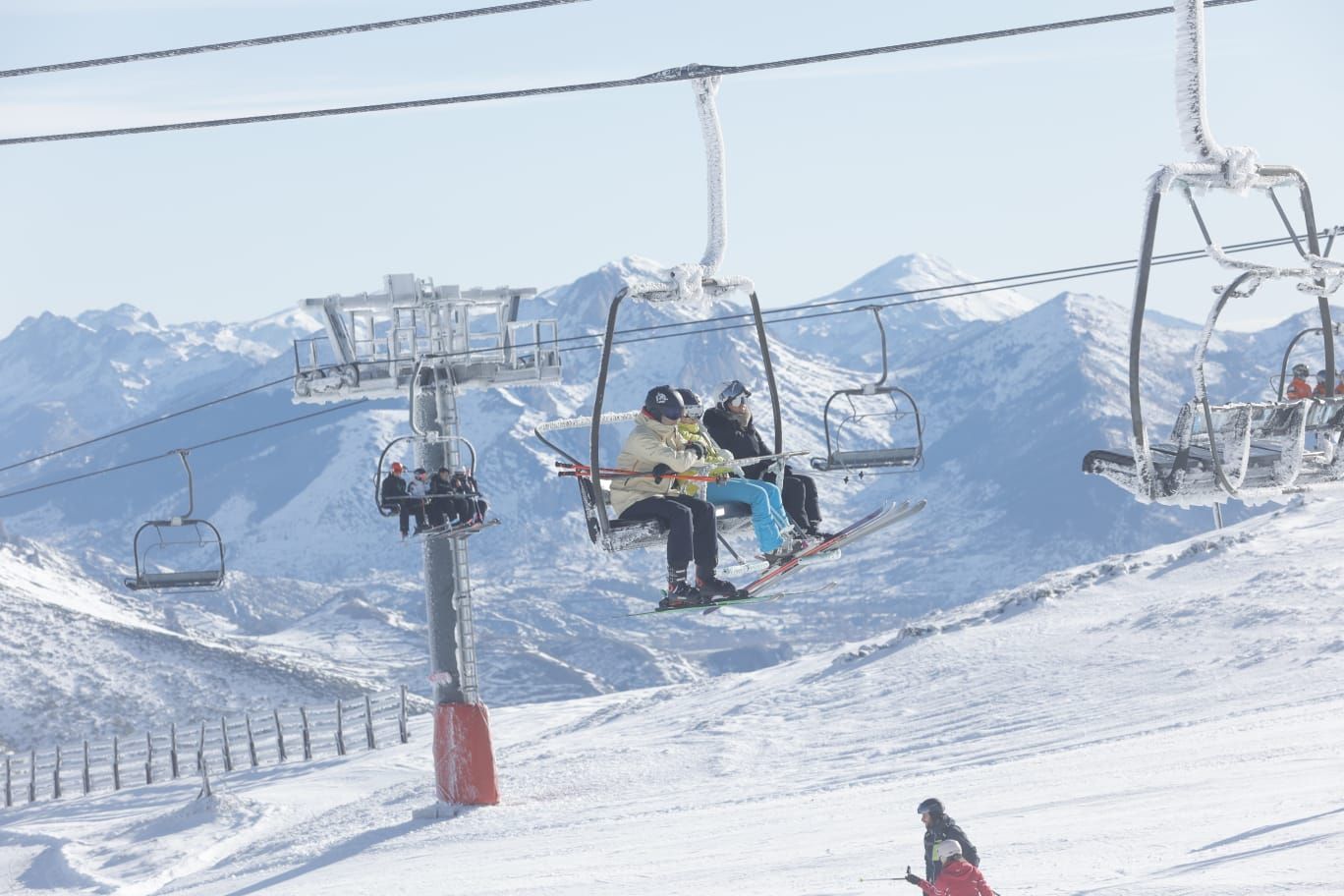 Así está siendo el primer día de la temporada de esquí en Asturias: Pajares y Fuentes, con muchos aficionados