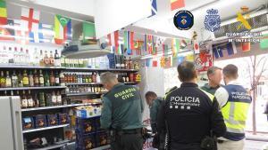 Imagen de las inspecciones en supermercados de LHospitalet