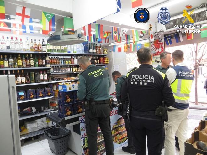 Imagen de las inspecciones en supermercados de LHospitalet