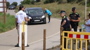 Un vehículo intentando entrar en el recinto que está cerrado en el Cap de Creus