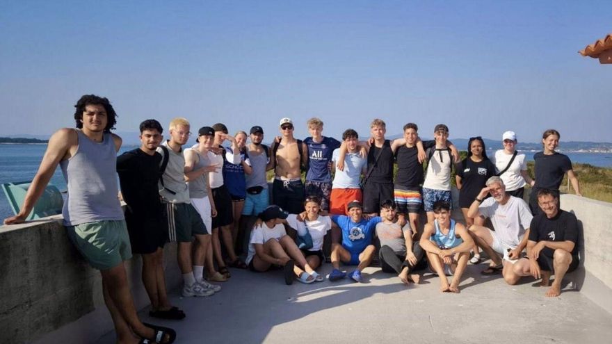 Los estudiantes tras la visita a deportistas locales de O Grove. | Club de Remo Mecos
