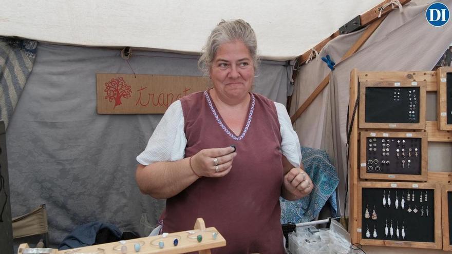 Verónica, artesana de joyas de plata en la Ibiza Medieval: “Es muy bonita la zona amurallada, como para venir, pasear y que te transporte a otro momento”
