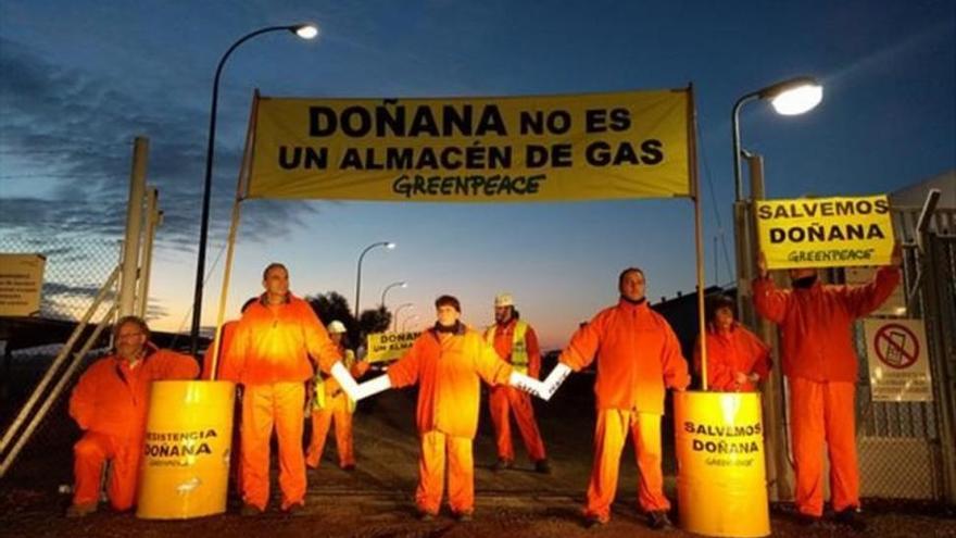 Activistas de Greenpeace paran las obras de Gas Natural en Doñana en una acción de protesta