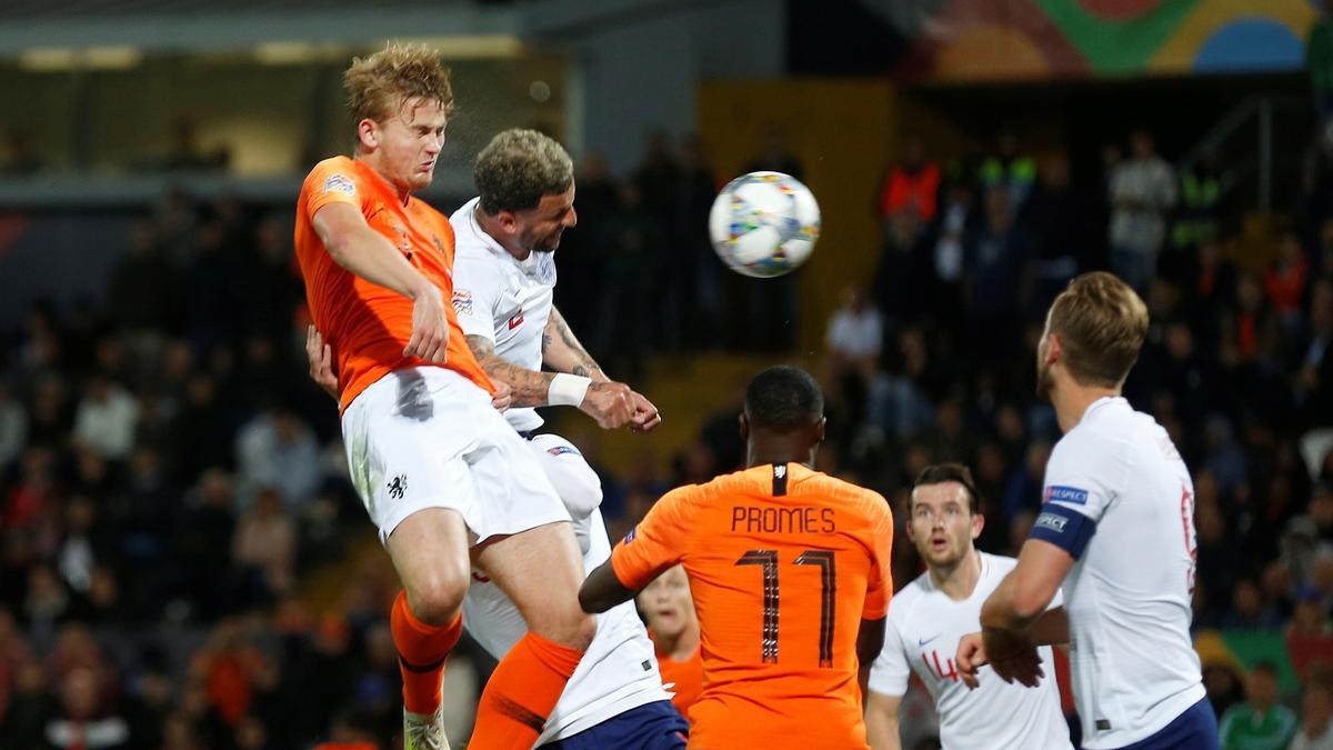 De Ligt supera a Walker en el Países Bajos-Inglaterra de la Liga de Naciones de 2019.