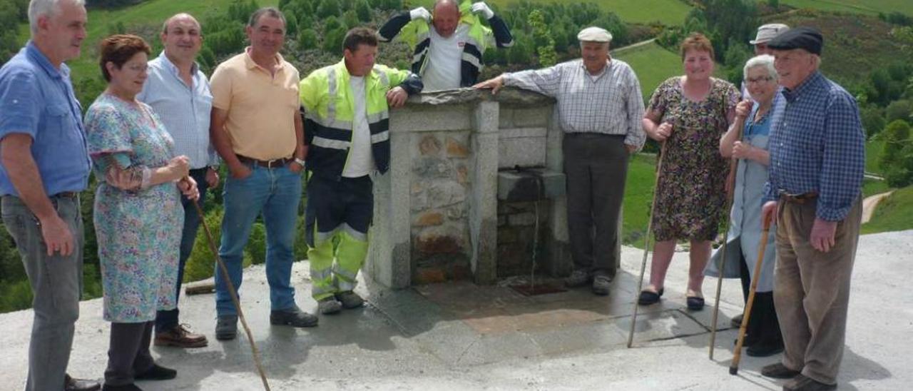 José Manuel Menéndez (concejal), Ana Fernández (vecina), Juan García (concejal), Gil Berdasco, Gabino (operario), Aumente (operario) y los vecinos Celso Menéndez, Ana María Fernández, José Luis Rodríguez (detrás), Etelvina Menéndez y Manuel Fernández, ayer, en la plaza de Escrita.