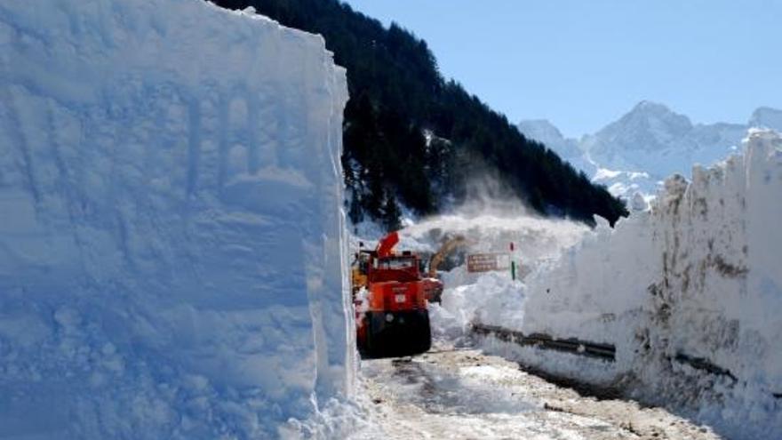 Una màquina retirant la neu dEl Port de la Bonaigua