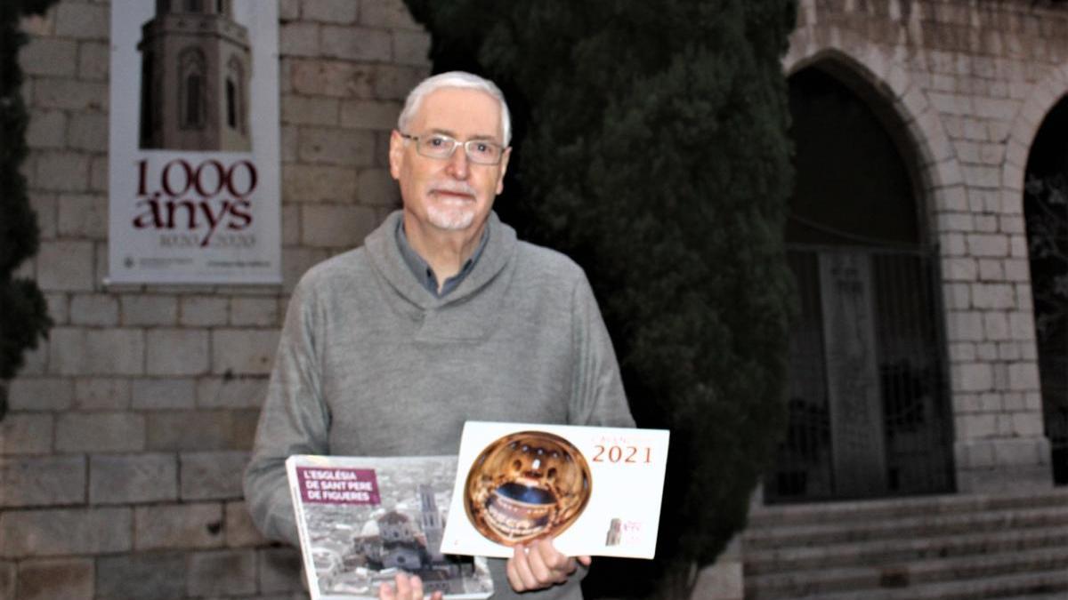 Miquel Àngel Ferrés amb el calendari i el llibre del Mil·lenari.