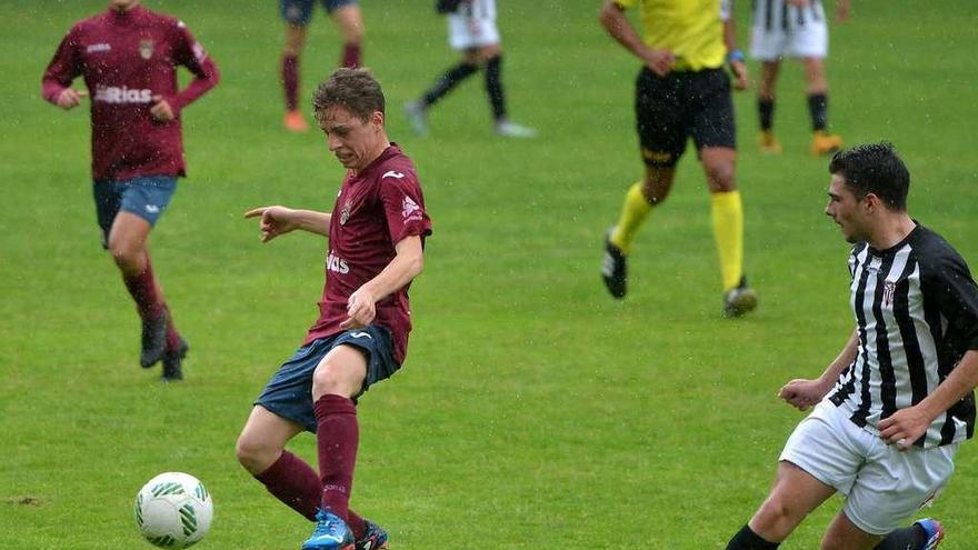 Iñaki, que ya debutó en Segunda B, recibe el balón en un encuentro del Juvenil en Pasarón. // Gustavo Santos