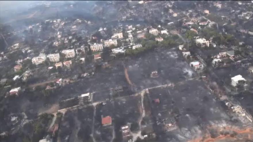 Imágenes aéreas de los incendios que asolan los alrededores de Atenas