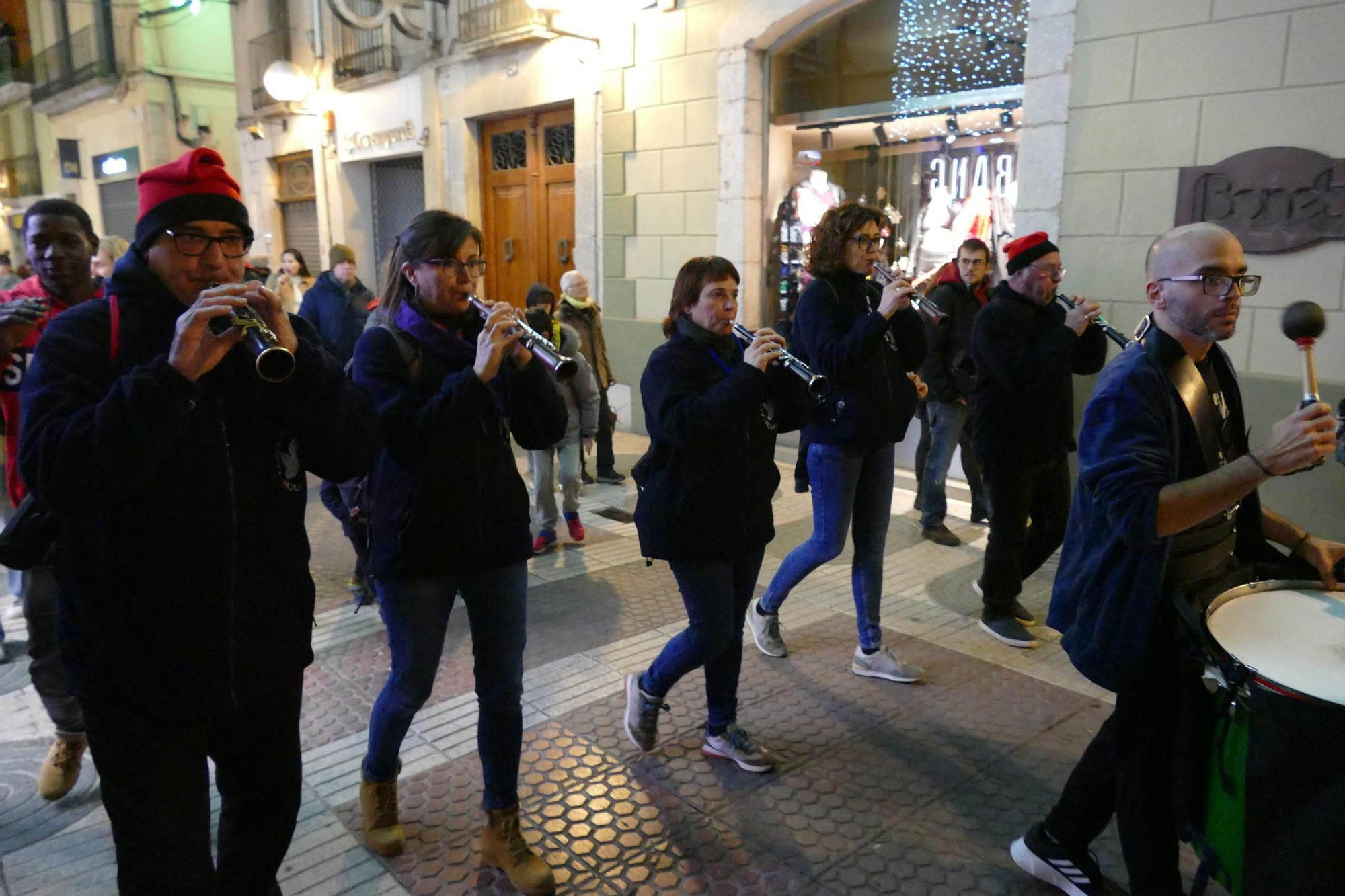 Figueres estrena sis nous capgrossos amb una cercavila pel centre de la ciutat