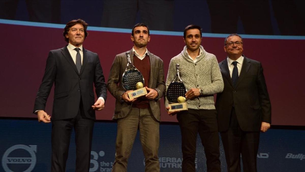 José Ramón Lete y Ramón Ajenjo junto a los mejores jugadores de 2017, Pablo Lima y Fernando Belasteguin