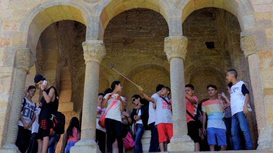 El Instituto Pando visita Santa María del Naranco