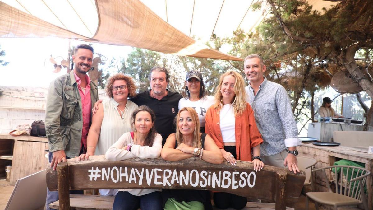 Los premiados, los propietarios de Beso Beach y el director de Turismo de Eivissa. | C.C.