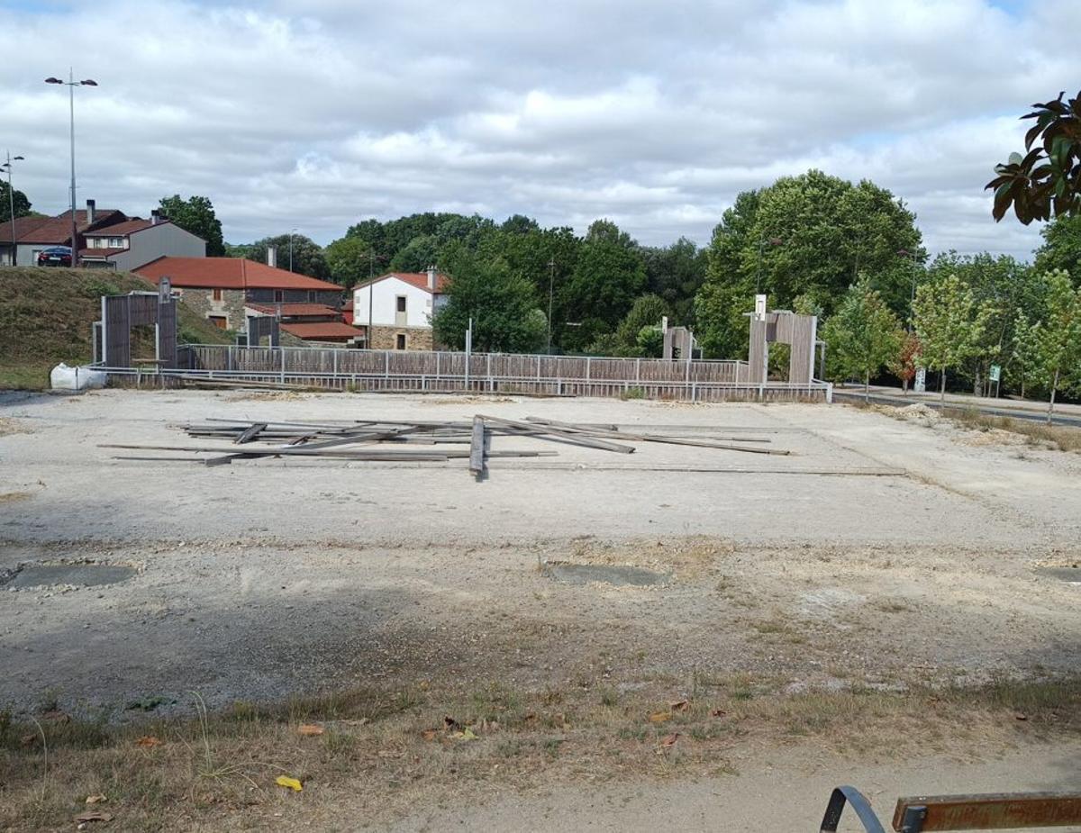 Tablas con clavos a la vista en la cancha de petanca.