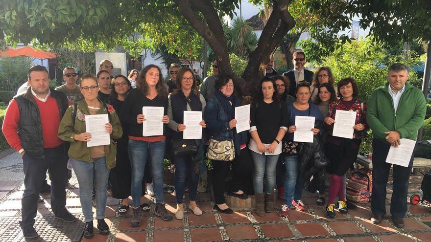 Representantes de las AMPAS, ayer, ante el Ayuntamiento.