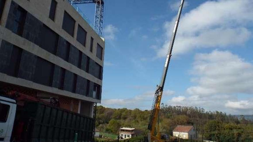 Retiran la grúa de obra del entorno de la rúa Pontevedra