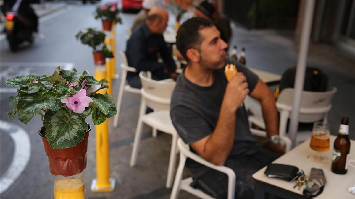 Los dueños del Bar Restaurante Rosmay de la Calle Marti 118  decorada con plantas y flores su nuevo espacio