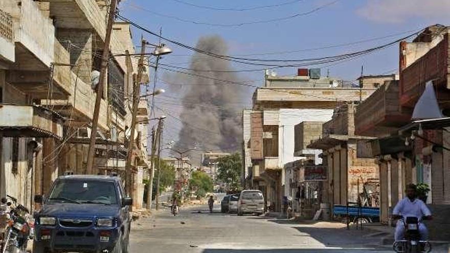 Bombardeo gubernamental sirio en Jan Saijún (Idlib). // AFP