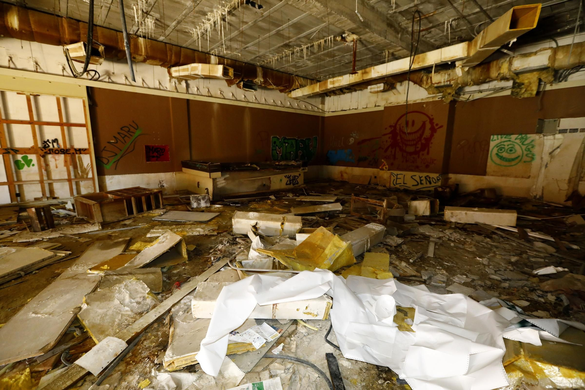 Así se encuentra el abandonado casino Montesblancos, en Alfajarín