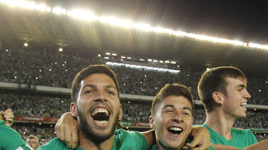 Portillo (derecha) celebra con el también malagueño Pacheco el ascenso del Betis.