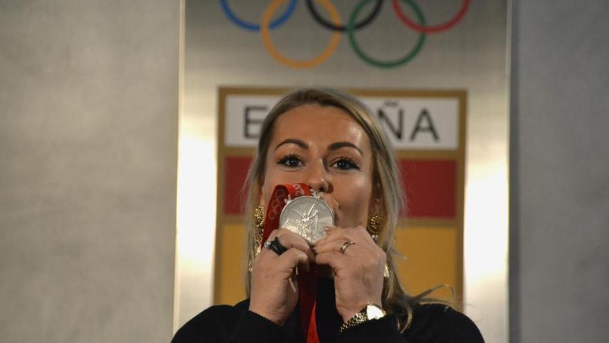 Lydia Valentín besa la medalla recibida en el COE. // Europa Press