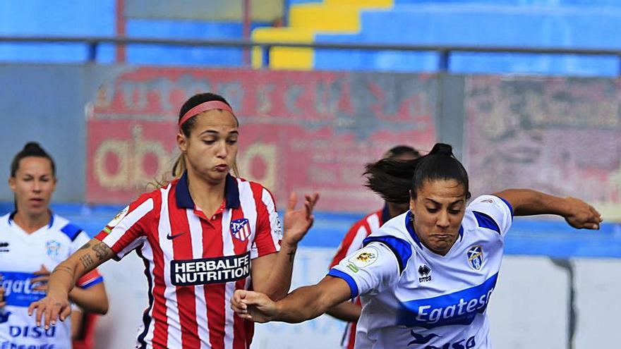 Martín-Prieto conduce el balón perseguida por Deyna Castellanos.
